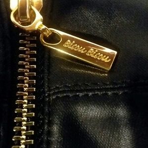 Black leggings with criss-cross lace-up thigh